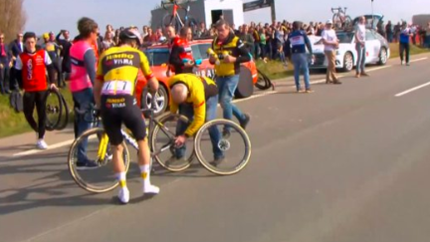 La crevaison fatale de Wout Van Aert lors de la finale du Paris Roubaix 2023
( Crédit: Le Soir) 