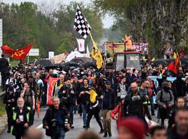 Manifestation contre un projet d'autoroute entre Castres et Toulouse, près de Soual, dans le Tarn, le 22 avril 2023 afp.com/Lionel BONAVENTURE