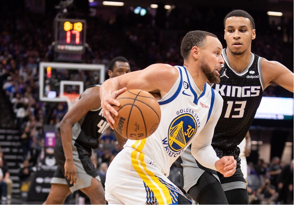 Les Warriors de Stephen curry (ballon en main) et les Kings de Keegan Murray (numéro 13) se retrouvent en premier tour des Play-Off (crédit : Ed Szczepanski-USA TODAY Sports)