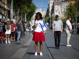 Israelis stand still at the sound of the Yom HaShoah siren in Jerusalem, 18 April 2023 /Yonatan Sindel/Flash90