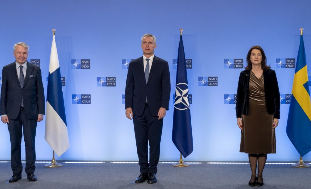 De gauche à droite, Pekka Haavisto (ministre finlandais des Affaires étrangères), Jens Stoltenberg (secrétaire général de l’Otan) et Ann Linde (ministre suédoise des Affaires étrangères) - Crédits : NATO North Atlantic Treaty Organization / Flickr CC BY-NC-ND 2.0