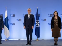 De gauche à droite, Pekka Haavisto (ministre finlandais des Affaires étrangères), Jens Stoltenberg (secrétaire général de l’Otan) et Ann Linde (ministre suédoise des Affaires étrangères) - Crédits : NATO North Atlantic Treaty Organization / Flickr CC BY-NC-ND 2.0