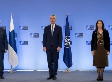 De gauche à droite, Pekka Haavisto (ministre finlandais des Affaires étrangères), Jens Stoltenberg (secrétaire général de l’Otan) et Ann Linde (ministre suédoise des Affaires étrangères) - Crédits : NATO North Atlantic Treaty Organization / Flickr CC BY-NC-ND 2.0