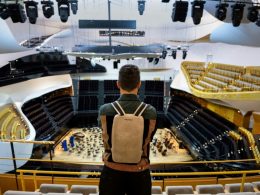 A la Philharmonie de Paris, des sacs à dos vibrant permettront aux personnes sourdes et malentendantes de ressentir la musique classique © BERTRAND GUAY/ AFP
