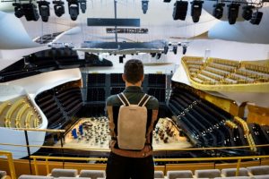 A la Philharmonie de Paris, des sacs à dos vibrant permettront aux personnes sourdes et malentendantes de ressentir la musique classique © BERTRAND GUAY/ AFP