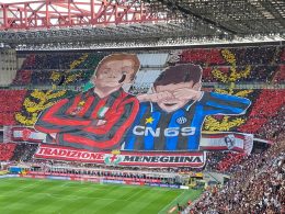Deux enfants, un qui pleure et un jeune courageux, le jeune tifoso du Milan