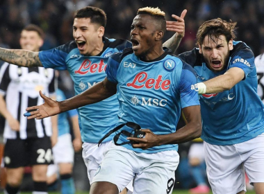 Naples célèbre l’égalisation d’Osimhen (au centre) face à Udinese, synonyme de titre ! (Crédit : Imago)