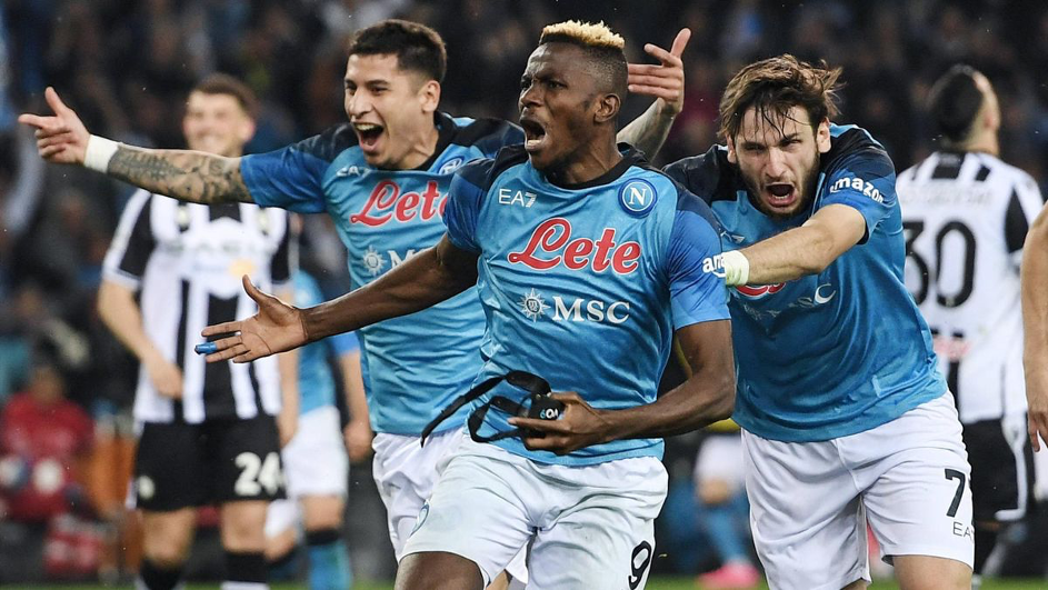 Naples célèbre l’égalisation d’Osimhen (au centre) face à Udinese, synonyme de titre ! (Crédit : Imago)