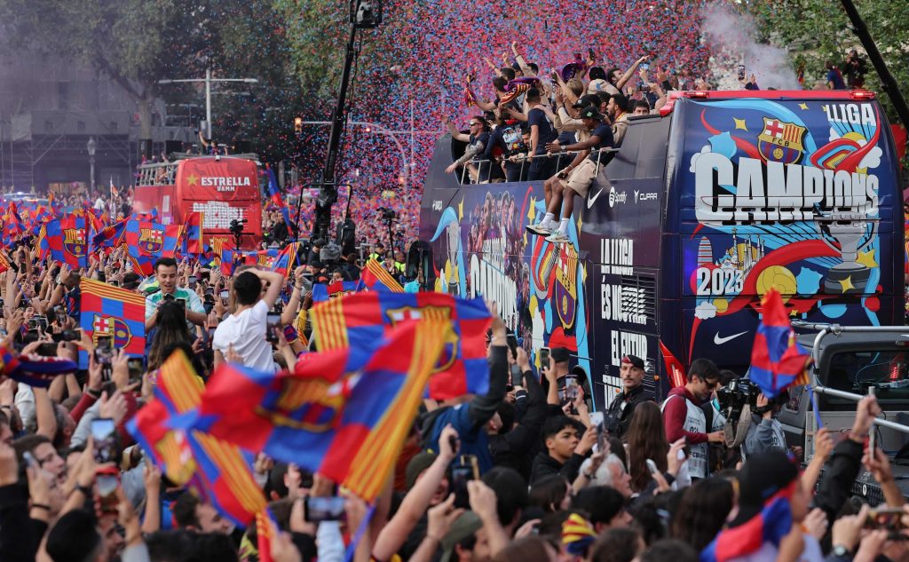 Le FC Barcelone fête son titre de champion d'Espagne en paradant dans les rues de Barcelone. Source : AFP/Lluis Gene