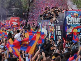 Le FC Barcelone fête son titre de champion d'Espagne en paradant dans les rues de Barcelone. Source : AFP/Lluis Gene