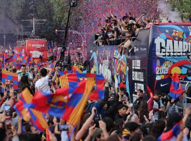 Le FC Barcelone fête son titre de champion d'Espagne en paradant dans les rues de Barcelone. Source : AFP/Lluis Gene