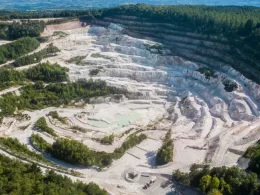 La carrière d'Echassières (Allier) où doit être implantée la future mine de lithium, abrite déjà une exploitation minière consacrée à l’extraction de kaolin et d’un concentré d’autres métaux. - © Imerys