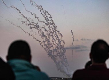 Des roquettes fusaient dans le ciel de Gaza, samedi 13 mai. (Said Khatib/AFP)