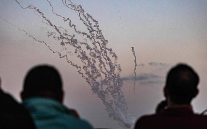 Des roquettes fusaient dans le ciel de Gaza, samedi 13 mai. (Said Khatib/AFP)