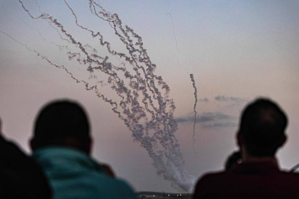 Des roquettes fusaient dans le ciel de Gaza, samedi 13 mai. (Said Khatib/AFP)