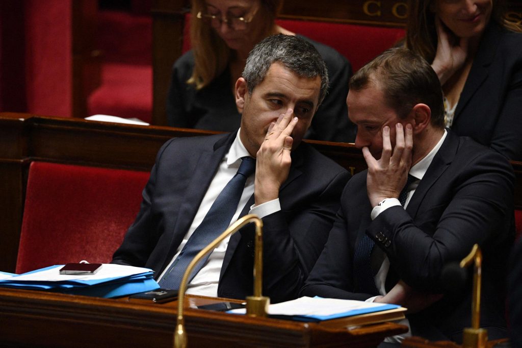 Le ministre de l'intérieur français Gerald Darmanin (à gauche) en discussion avec le ministre du travail français Olivier Dussopt durant une session de questions au gouvernement à l'Assemblée Nationale à Paris le 15 novembre 2022. (Crédit photo : Christophe ARCHAMBAULT / AFP)