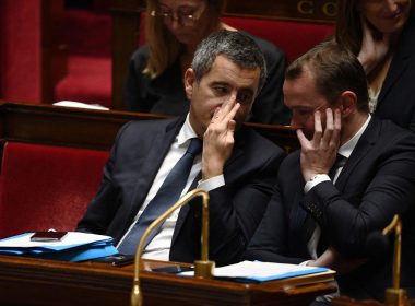 Le ministre de l'intérieur français Gerald Darmanin (à gauche) en discussion avec le ministre du travail français Olivier Dussopt durant une session de questions au gouvernement à l'Assemblée Nationale à Paris le 15 novembre 2022. (Crédit photo : Christophe ARCHAMBAULT / AFP)