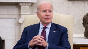 Le président américain, Joe Biden, s'exprime lors d'une réunion sur la limite de la dette, dans le bureau ovale de la Maison Blanche à Washington (Etats-Unis), le 16 mai 2023. (SAUL LOEB / AFP)