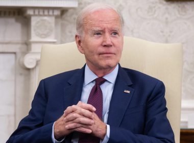 Le président américain, Joe Biden, s'exprime lors d'une réunion sur la limite de la dette, dans le bureau ovale de la Maison Blanche à Washington (Etats-Unis), le 16 mai 2023. (SAUL LOEB / AFP)
