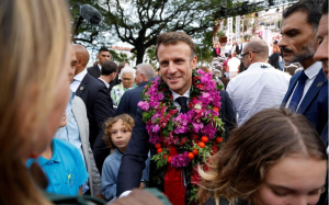 Emmanuel Macron est accueilli en Nouvelle-Calédonie le lundi 24 juillet (Crédit : AFP)