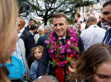 Emmanuel Macron est accueilli en Nouvelle-Calédonie le lundi 24 juillet (Crédit : AFP)