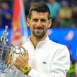 Novak Djokovic avec le trophée de l’US Open 2023 (crédit : Erick W. Rasco/Sports Illustrated)