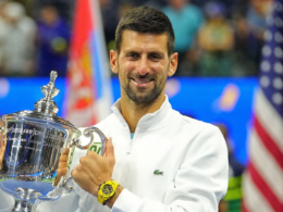 Novak Djokovic avec le trophée de l’US Open 2023 (crédit : Erick W. Rasco/Sports Illustrated)