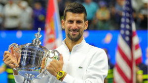 Novak Djokovic avec le trophée de l’US Open 2023 (crédit : Erick W. Rasco/Sports Illustrated)