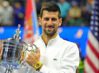 Novak Djokovic avec le trophée de l’US Open 2023 (crédit : Erick W. Rasco/Sports Illustrated)