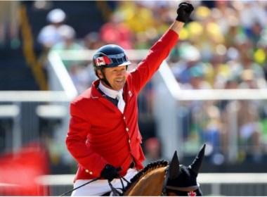 Eric Lamaze célébrant sa médaille de bronze accompagné de Fine Lady 5, aux Jeux Olympiques de Rio de Janeiro en 2016. (source: GrandPrix)