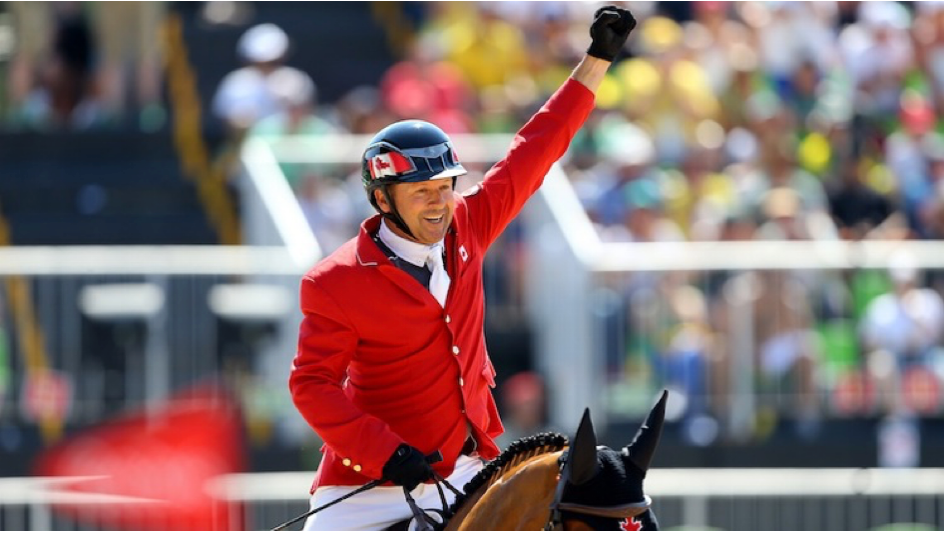 Eric Lamaze célébrant sa médaille de bronze accompagné de Fine Lady 5, aux Jeux Olympiques de Rio de Janeiro en 2016. (source: GrandPrix)