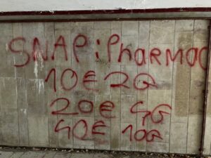 Les murs de la ville de Cognin sont utilisés pour afficher les tarifs de la drogue. Crédit photo: Pierrick Mouëza.