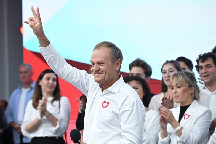 The leader of the centrist party Donald Tusk celebrates his victory. By Piotr Nowak. Credits EPA/MAXPPP