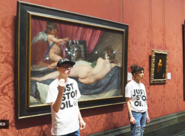 Hanan, 22, and Harrison, 20, in front of “Rokeby Venus” Venus at Her Mirror by Velázquez at the National Gallery, London on November 6, 2023/ © Just Stop Oil