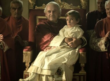Edgardo est assis sur les genoux du pape
