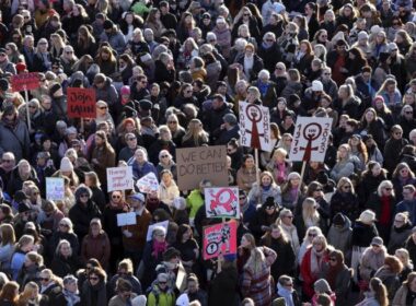 Thousands of women marching against the wage gap in Iceland on the 24th of October 2023, ©AP Photo/Arni Torfason.