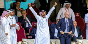 Le prince héritier d’Arabie Saoudite Mohammed ben Salmane célébrant la victoire de l’Arabie Saoudite face à l’Argentine, lors du mondial 2022 au Qatar, accompagné de Gianni Infantino. © Nigel Keene/ProSportsImages/DPPI via AFP