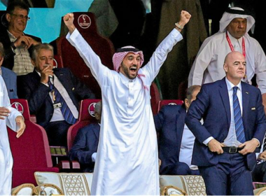 Le prince héritier d’Arabie Saoudite Mohammed ben Salmane célébrant la victoire de l’Arabie Saoudite face à l’Argentine, lors du mondial 2022 au Qatar, accompagné de Gianni Infantino. © Nigel Keene/ProSportsImages/DPPI via AFP