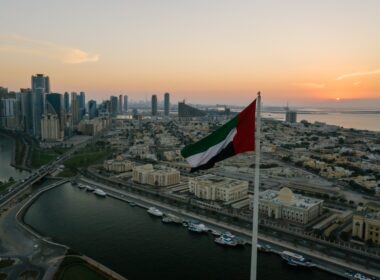 Le 13 décembre à Dubaï, les 194 pays présents à la COP28 ont validé un texte les engageant à « une sortie progressive des énergies fossiles » d’ici 2050.