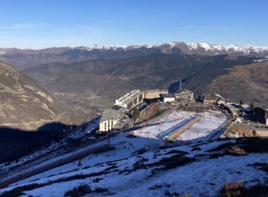 Domaine skiable « Le Pla d'Adet﻿ » à Saint-Lary-Soulan (65), le 30 décembre 2023 (1700m d'altitude). Crédit photo: Pierrick Mouëza.