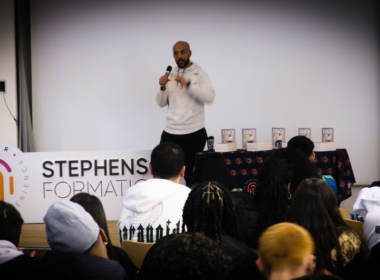 Coach Joe lors d’une conférence organisée par le CFA Stephenson pour la promotion de son livre “Toujours tout donner” le 23 janvier 2024. (crédit: Stephenson Formation - Nayizol' L.)