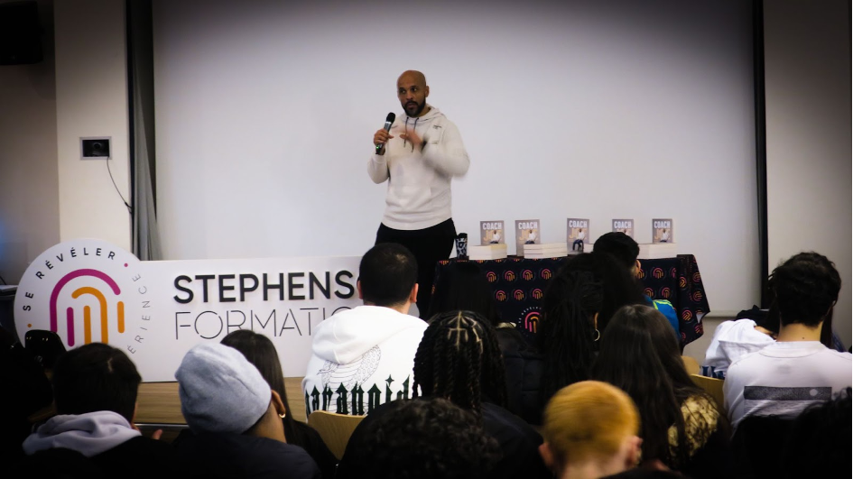 Coach Joe lors d’une conférence organisée par le CFA Stephenson pour la promotion de son livre “Toujours tout donner” le 23 janvier 2024. (crédit: Stephenson Formation - Nayizol' L.)