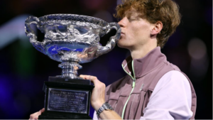 Le joueur de tennis italien Jannik Sinner embrasse le trophée Norman Brookes Challenge, après sa victoire en finale de l'Open d'Australie contre le Russe Daniil Medvedev, à Melbourne le 28 janvier 2024. © Martin KEEP / AFP