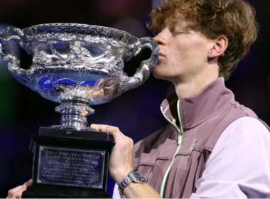 Le joueur de tennis italien Jannik Sinner embrasse le trophée Norman Brookes Challenge, après sa victoire en finale de l'Open d'Australie contre le Russe Daniil Medvedev, à Melbourne le 28 janvier 2024. © Martin KEEP / AFP