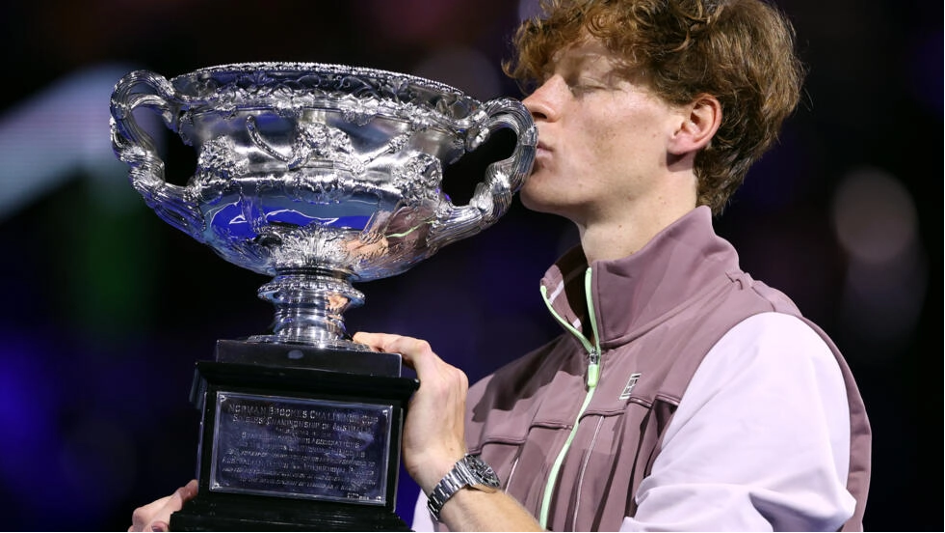 Le joueur de tennis italien Jannik Sinner embrasse le trophée Norman Brookes Challenge, après sa victoire en finale de l'Open d'Australie contre le Russe Daniil Medvedev, à Melbourne le 28 janvier 2024. © Martin KEEP / AFP