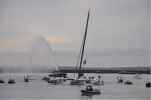 Charles Caudrelier arrive dans le goulet du port de Brest. ©Niels Rooman