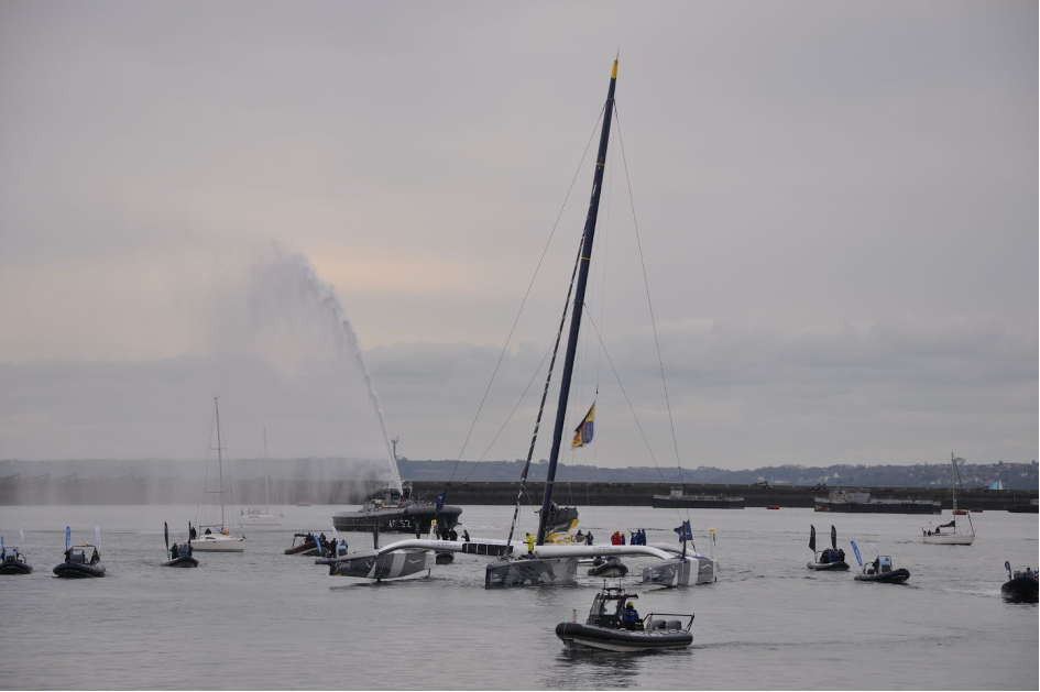 Charles Caudrelier arrive dans le goulet du port de Brest. ©Niels Rooman