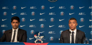 Mbappe et son président Nasser Al-Khelaïfi lors de sa prolongation de contrat en 2022. (crédit: Photo/Sports.fr)