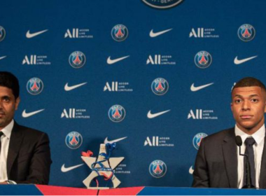 Mbappe et son président Nasser Al-Khelaïfi lors de sa prolongation de contrat en 2022. (crédit: Photo/Sports.fr)