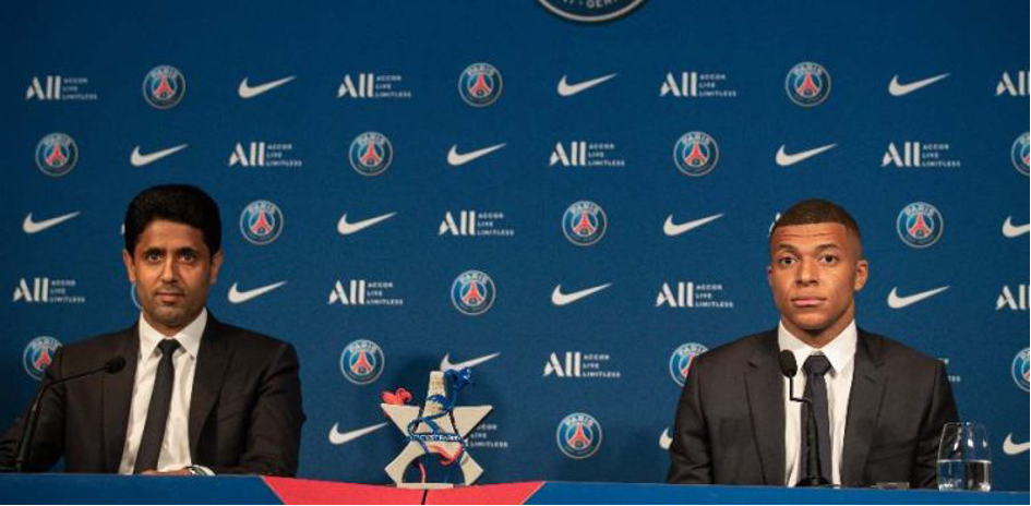 Mbappe et son président Nasser Al-Khelaïfi lors de sa prolongation de contrat en 2022. (crédit: Photo/Sports.fr)